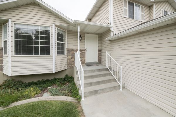 Cost of White Vinyl Siding Replacement in Auburn